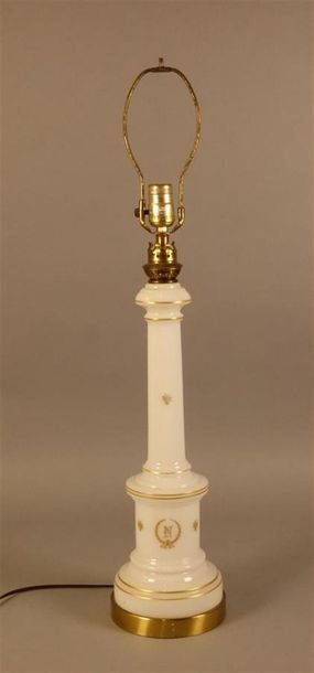 Pied de lampe en opaline blanche, chiffré...