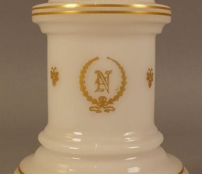 Pied de lampe en opaline blanche, chiffré...