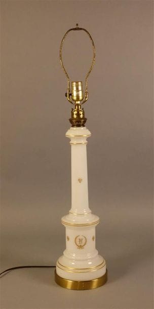 Pied de lampe en opaline blanche, chiffré...