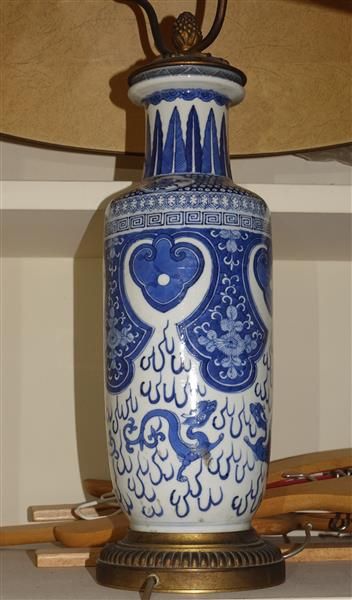 CHINE. Pied de lampe en porcelaine en camaïeu...
