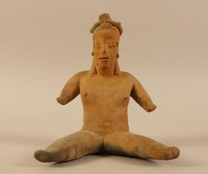 MEXIQUE. Jeune femme assise jambes écartées...