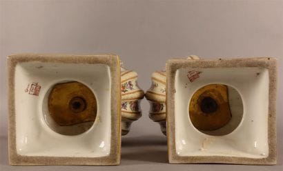 Paire de vases en porcelaine sur piédouche,...