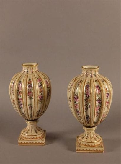 Paire de vases en porcelaine sur piédouche,...