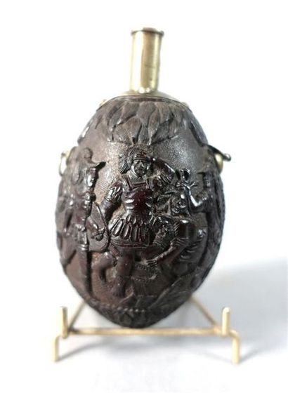 Noix de coco sculptée poudrier. Haut. : 14...