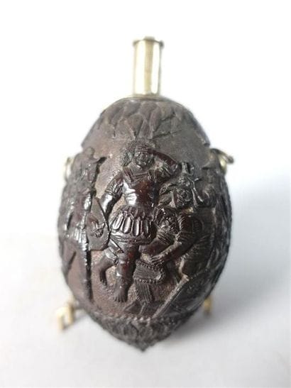 Noix de coco sculptée poudrier. Haut. : 14...