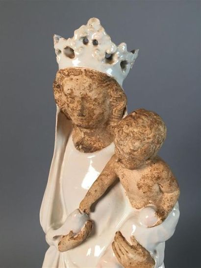 Vierge à l'Enfant tenant une colombe émaillée...