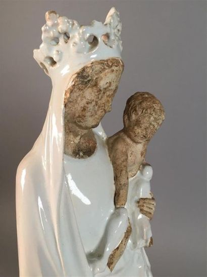 Vierge à l'Enfant tenant une colombe émaillée...