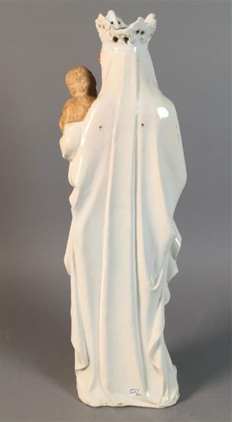 Vierge à l'Enfant tenant une colombe émaillée...