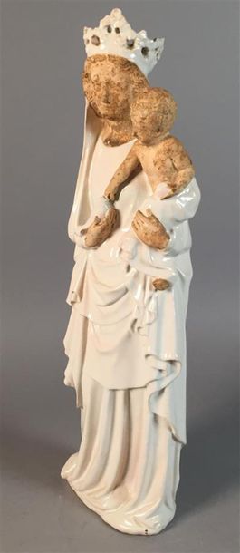 Vierge à l'Enfant tenant une colombe émaillée...
