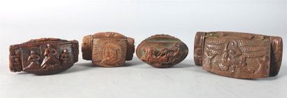Quatre tabatières en bois sculpté. (Accidents...