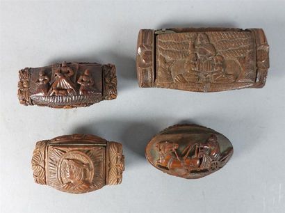 Quatre tabatières en bois sculpté. (Accidents...