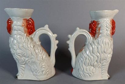 ANGLETERRE, Staffordshire. Paire de pichets...