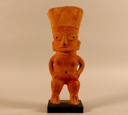 MEXIQUE. Figure féminine en terre cuite rouge,...