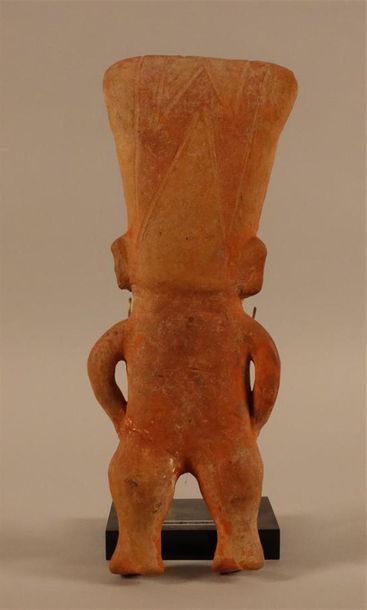 MEXIQUE. Figure féminine en terre cuite rouge,...
