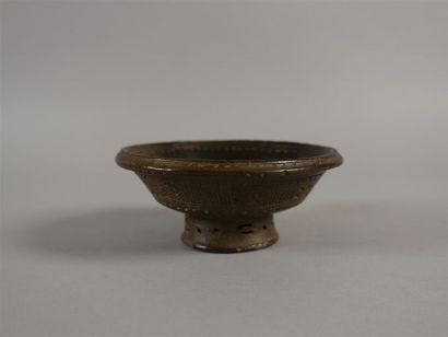 Petite coupe sur piédouche en terre cuite...