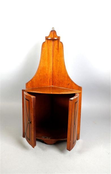 Paire de petites encoignures d'angle en bois...