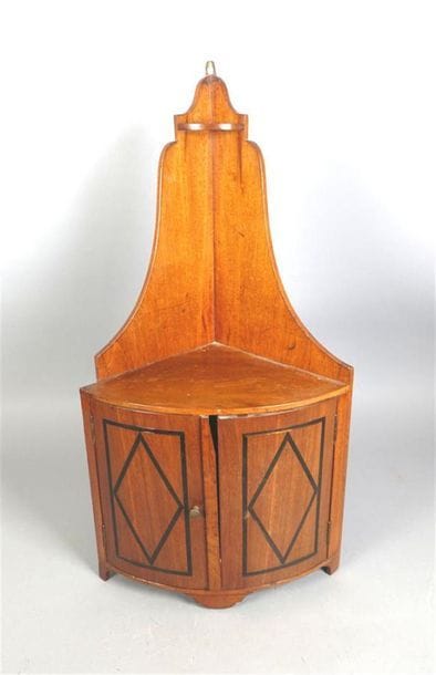Paire de petites encoignures d'angle en bois...