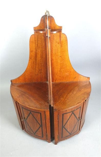 Paire de petites encoignures d'angle en bois...