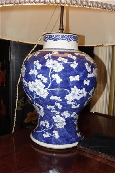 CHINE. Paire de lampes en porcelaine à fond...