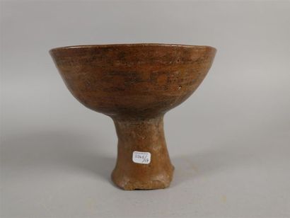 Coupe sur piédouche en terre-cuite peinte....