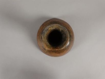 Coupe sur piédouche en terre-cuite peinte....