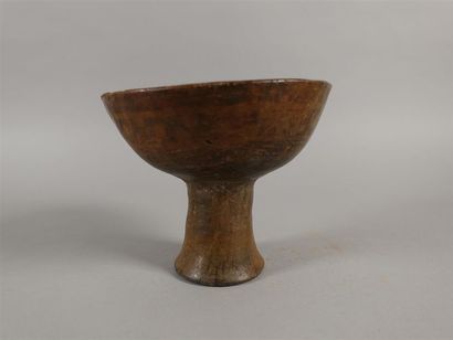 Coupe sur piédouche en terre-cuite peinte....