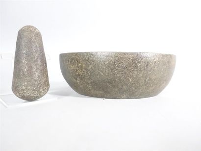 Lot de deux mortiers en granite avec pilons....