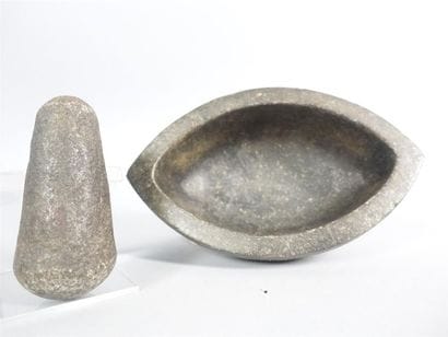 Lot de deux mortiers en granite avec pilons....