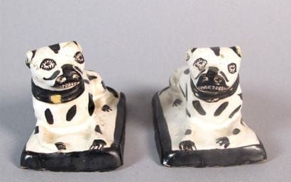 ANGLETERRE, Staffordshire. Paire de figurines...