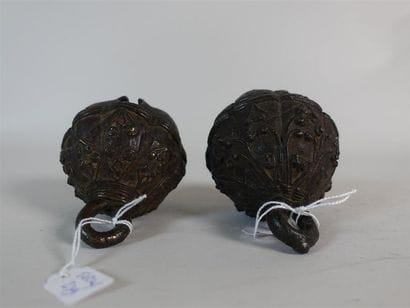 Paire de grelots en bronze. Haut. : 10 c...