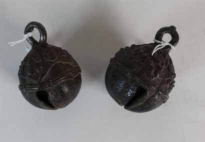 Paire de grelots en bronze. Haut. : 10 c...