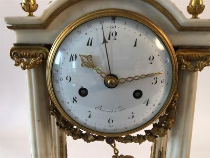 Pendule portique en marbre blanc à quatre...