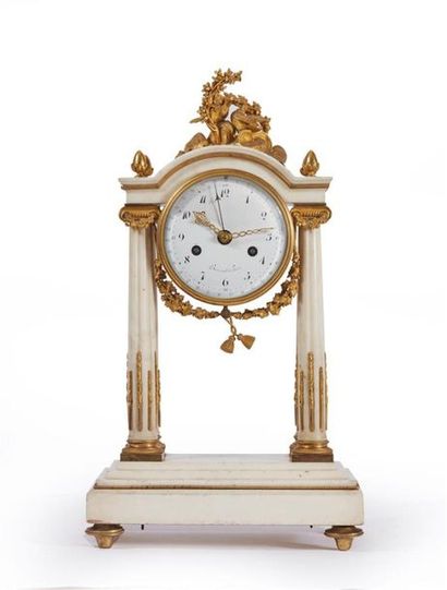 Pendule portique en marbre blanc à quatre...