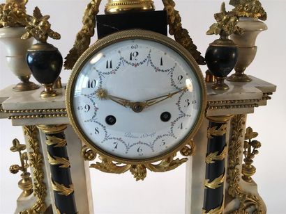 Pendule portique en marbre blanc, marbre...