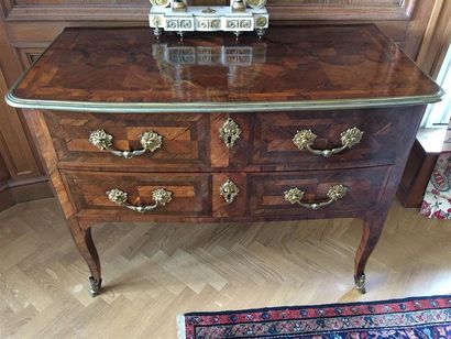 Petite commode en bois de placage ouvrant...