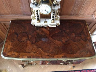 Petite commode en bois de placage ouvrant...