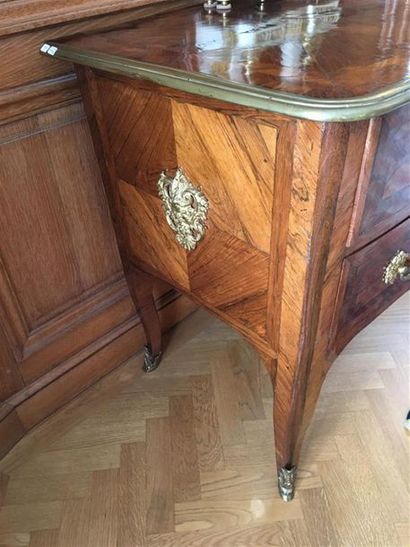 Petite commode en bois de placage ouvrant...