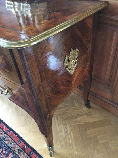Petite commode en bois de placage ouvrant...