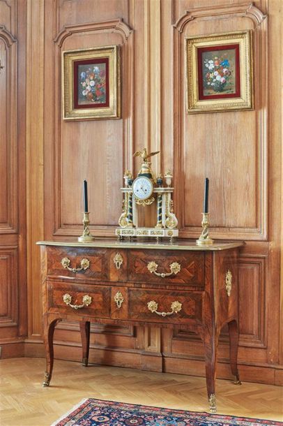 Petite commode en bois de placage ouvrant...