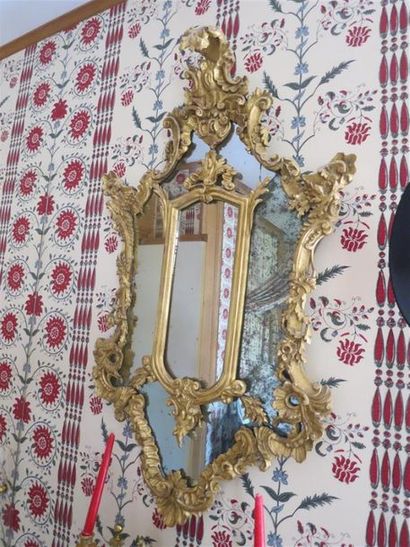 Miroir à parcloses, de forme hexagonale mouvementée,...