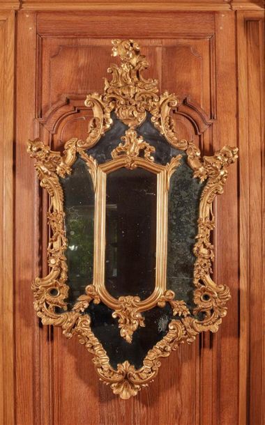 Miroir à parcloses, de forme hexagonale mouvementée,...