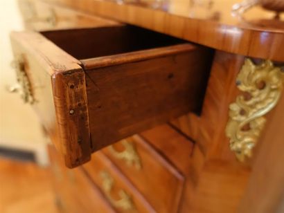 Meuble de collectionneur en placage de bois...