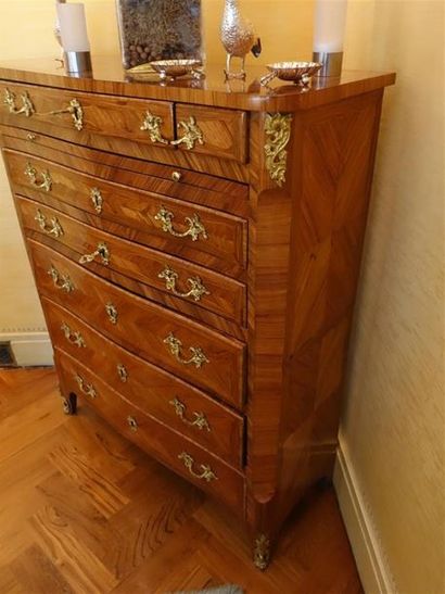 Meuble de collectionneur en placage de bois...