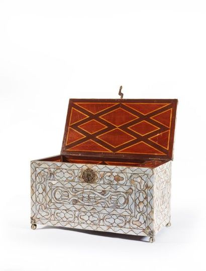 Coffre rectangulaire en bois et placage de...