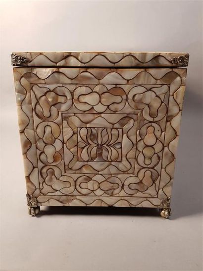 Coffre rectangulaire en bois et placage de...