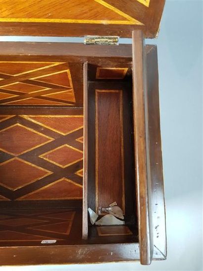 Coffre rectangulaire en bois et placage de...