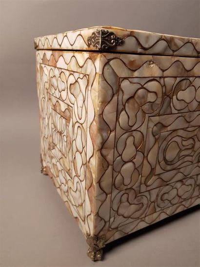 Coffre rectangulaire en bois et placage de...