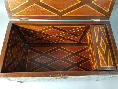 Coffre rectangulaire en bois et placage de...