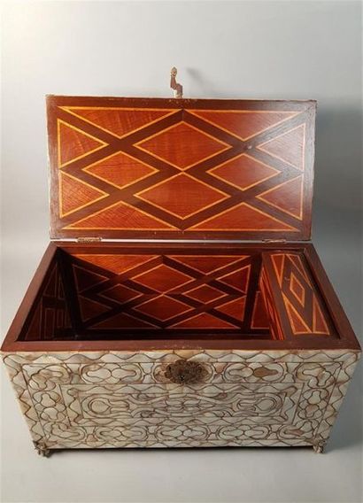 Coffre rectangulaire en bois et placage de...