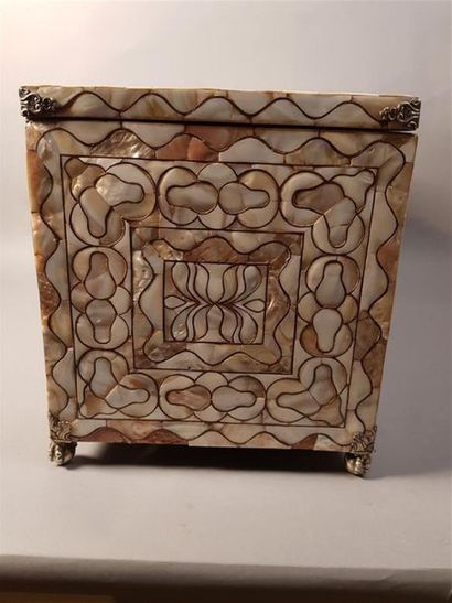 Coffre rectangulaire en bois et placage de...